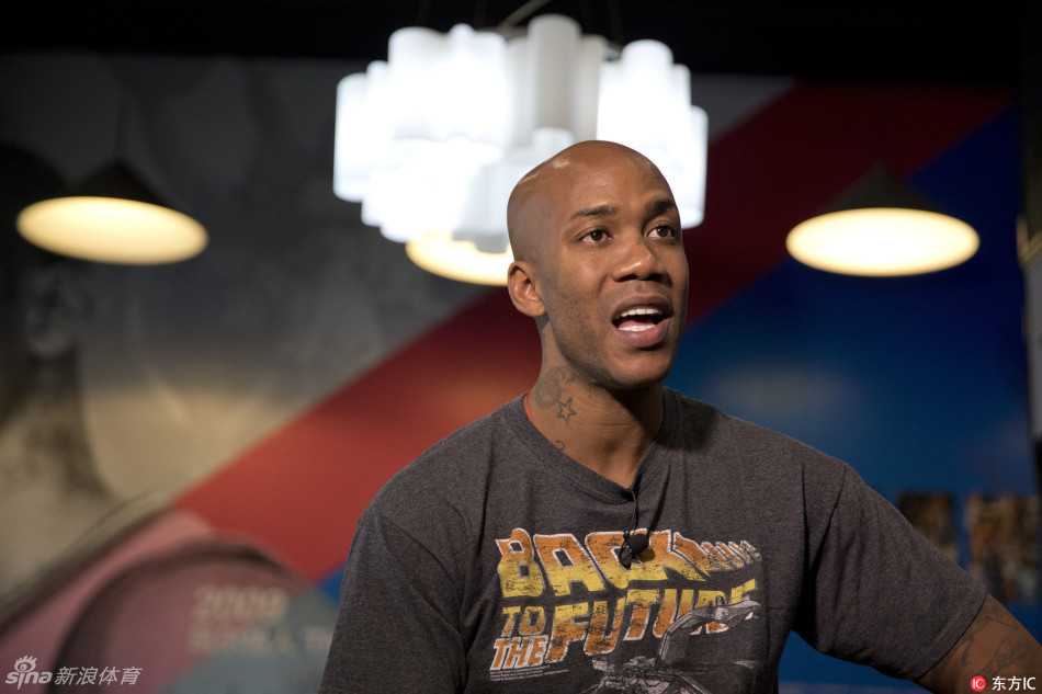 泪别京城心难舍 马布里博物馆深情话未来 神情专注的马布里在博物馆内接受专访,他用手比划着,正在向记者解释着什么,身后的展柜里,记录着他在北京队的辉煌时刻。