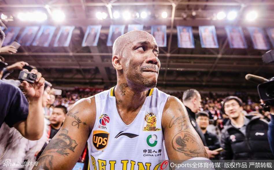 泪别京城英雄!马布里退役仪式动情落泪,传奇落幕爱永存 传承与感谢,马布里将身上的3号战袍脱下,亲手归还给年轻队友贺希宁,象征着一种精神的传递与尊重的回馈。