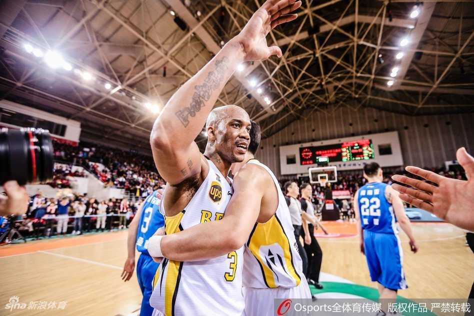 泪别京城英雄!马布里退役仪式动情落泪,传奇落幕爱永存 队友高高抛起,在退役仪式最后,北控队的队友们将马布里围在中间,合力将他抛向空中,用这种特殊的方式向这位传奇队长致敬。