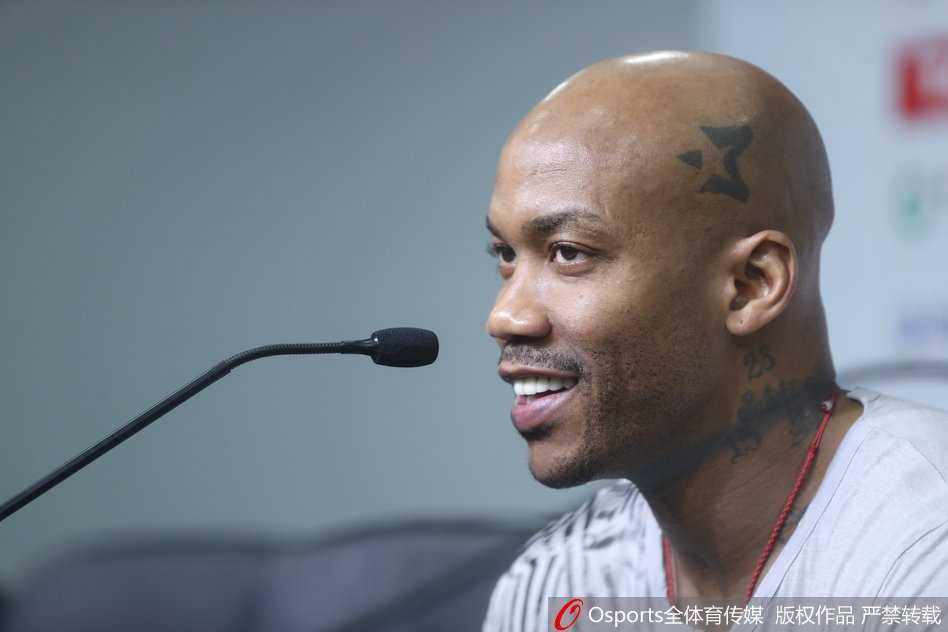 泪别传奇:马布里退役发布会深情告白,篮球生涯在北京温情落幕 发布会尾声,马布里面对镜头挥手致意,仿佛在向自己长达二十二年的球员生涯做最后的告别。