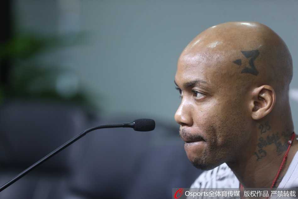 泪别传奇:马布里退役发布会深情告白,篮球生涯在北京温情落幕 赛前发布会上,马布里认真倾听记者提问,身后的背景板记录着他职业生涯最后的高光时刻。