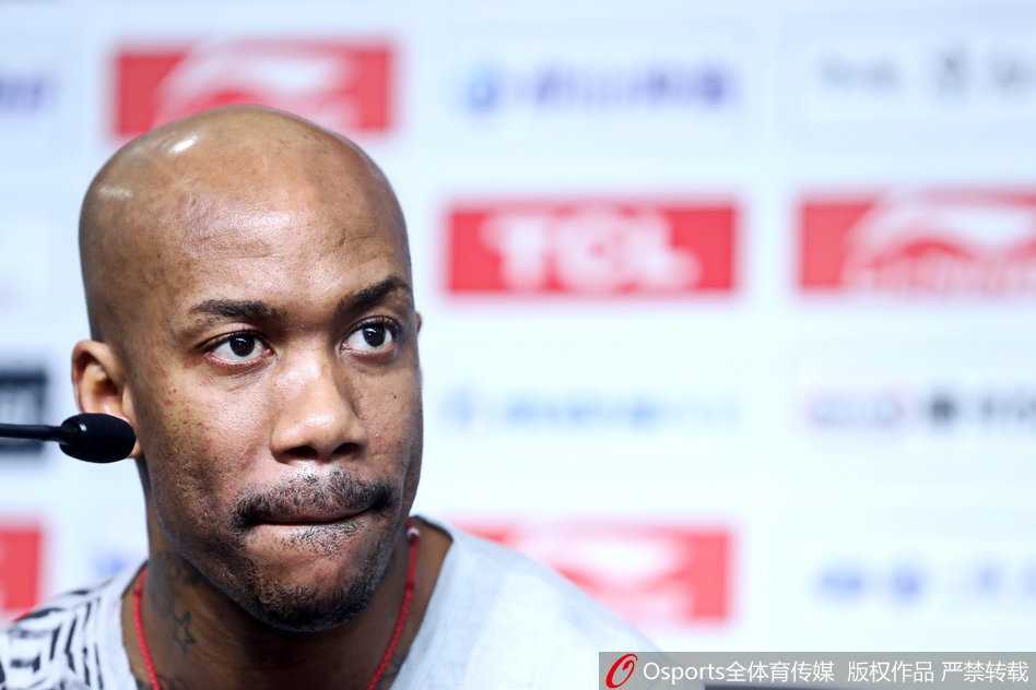 泪别传奇:马布里退役发布会深情告白,篮球生涯在北京温情落幕 马布里在发布会上双手比出爱心手势,向多年来支持他的中国球迷和北京这座城市表达最诚挚的爱意。
