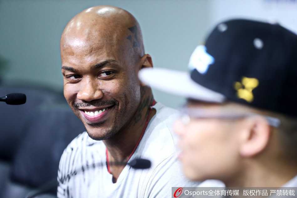 泪别传奇:马布里退役发布会深情告白,篮球生涯在北京温情落幕 马布里在发布会上面带微笑侃侃而谈,回忆起在中国九年的美好时光,脸上洋溢着幸福与感激之情。