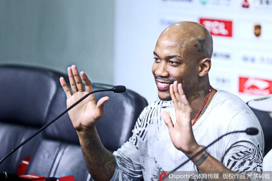 泪别传奇:马布里退役发布会深情告白,篮球生涯在北京温情落幕 面对众多媒体镜头,马布里在退役发布会上神情专注而坚定,眼中隐约闪烁着对赛场不舍的泪光。