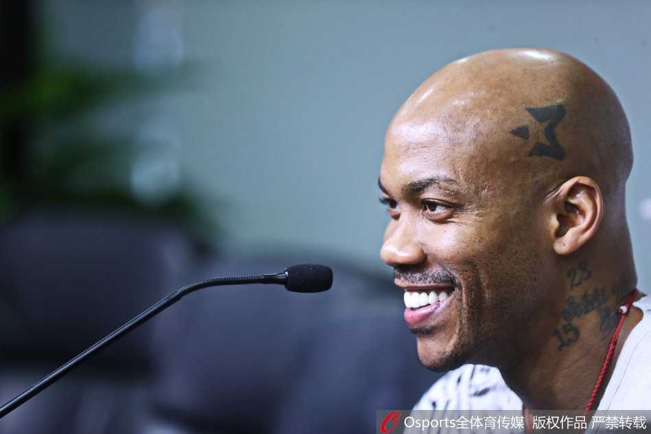 泪别传奇:马布里退役发布会深情告白,篮球生涯在北京温情落幕 马布里手持北控3号纪念球衣在发布会上留影,这件战袍见证了他职业生涯最后一季的拼搏与荣耀。