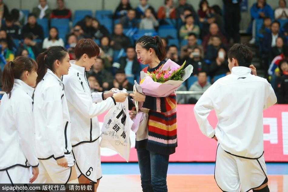 泪别赛场功成身退 孙晓雨退役仪式温情上演 昔日队长孙晓雨在赛前领取总冠军戒指,她面带微笑,眼中却闪烁着对赛场无限眷恋的泪光,手中的戒指见证了她最后的荣耀。