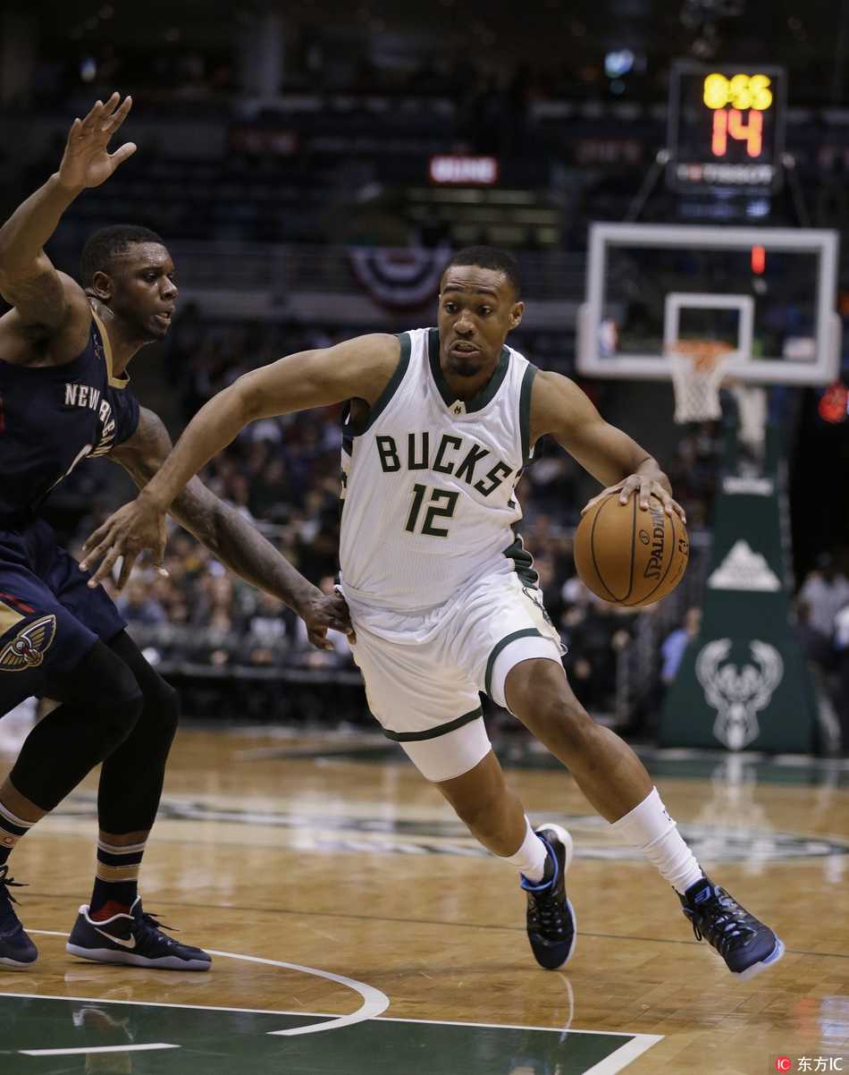 泰伦斯·琼斯空降青岛 CBA迎来火箭旧将的青春风暴 训练场上,琼斯正在进行运球练习,汗水浸湿了球衣,他专注地拍打着篮球,准备用汗水在全新的职业生涯篇章中写下辉煌。