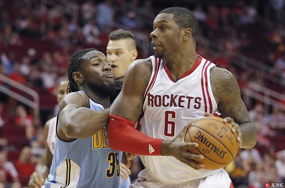 泰伦斯·琼斯空降青岛 CBA迎来火箭旧将的青春风暴 泰伦斯·琼斯身披青岛队训练服,面对镜头露出腼腆而充满期待的笑容,仿佛在憧憬着新赛季在CBA大杀四方的场景。