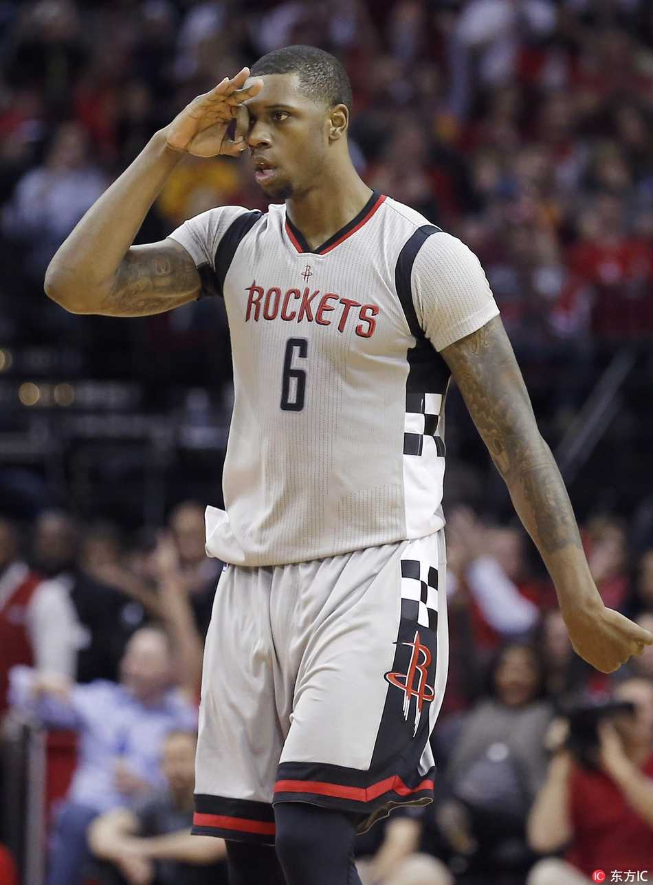 泰伦斯·琼斯空降青岛 CBA迎来火箭旧将的青春风暴 在火箭队时期,琼斯在比赛中高高跃起,试图封盖对手的投篮,眼神中透露出NBA赛场所锤炼出的防守专注与血性。