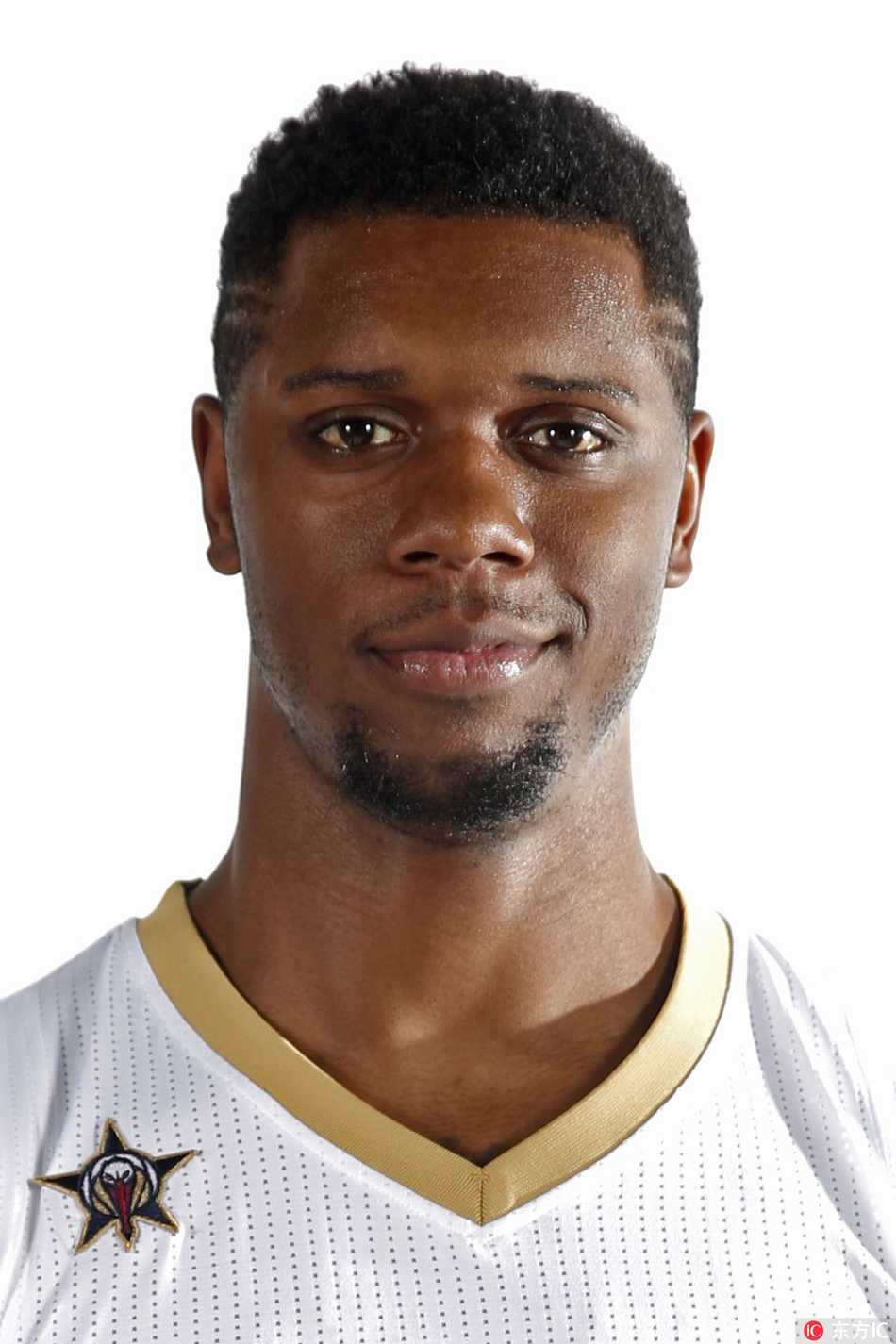 泰伦斯·琼斯空降青岛 CBA迎来火箭旧将的青春风暴 青岛队新闻发布会现场,琼斯展示新赛季球衣,身旁摆放着篮球,背景板上写满了青岛啤酒的标志,中西文化在这一刻交汇于篮球。