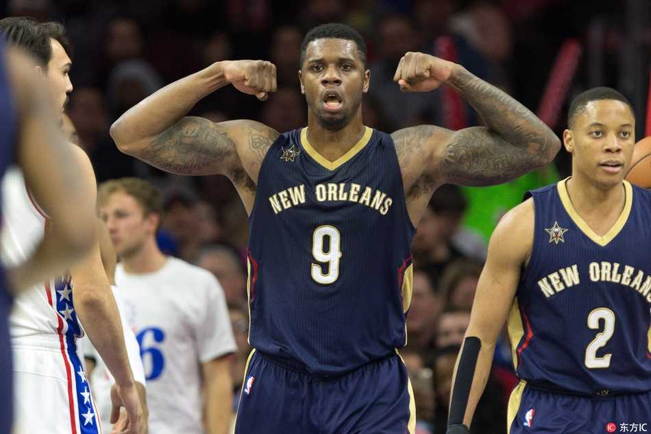 泰伦斯·琼斯空降青岛 CBA迎来火箭旧将的青春风暴 面对骑士队的严密防守,鹈鹕时期的琼斯毫无惧色,强硬突破上篮,正是这场高分表演让青岛队下定决心将他带到CBA。