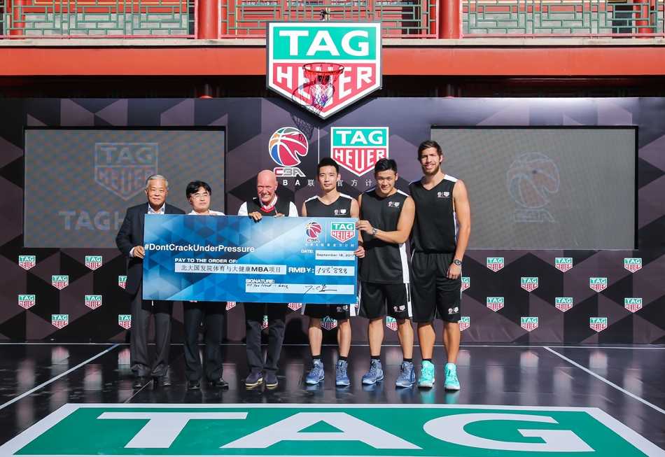 朗润园古色古香的红色立柱下，比弗先生与姚明并肩站立，身后是碧绿的草坪与古朴的建筑。两人神态轻松，相谈甚欢，仿佛不是在谈论严肃的商业合作，而是在分享彼此对体育精神与时间哲学的独到见解。