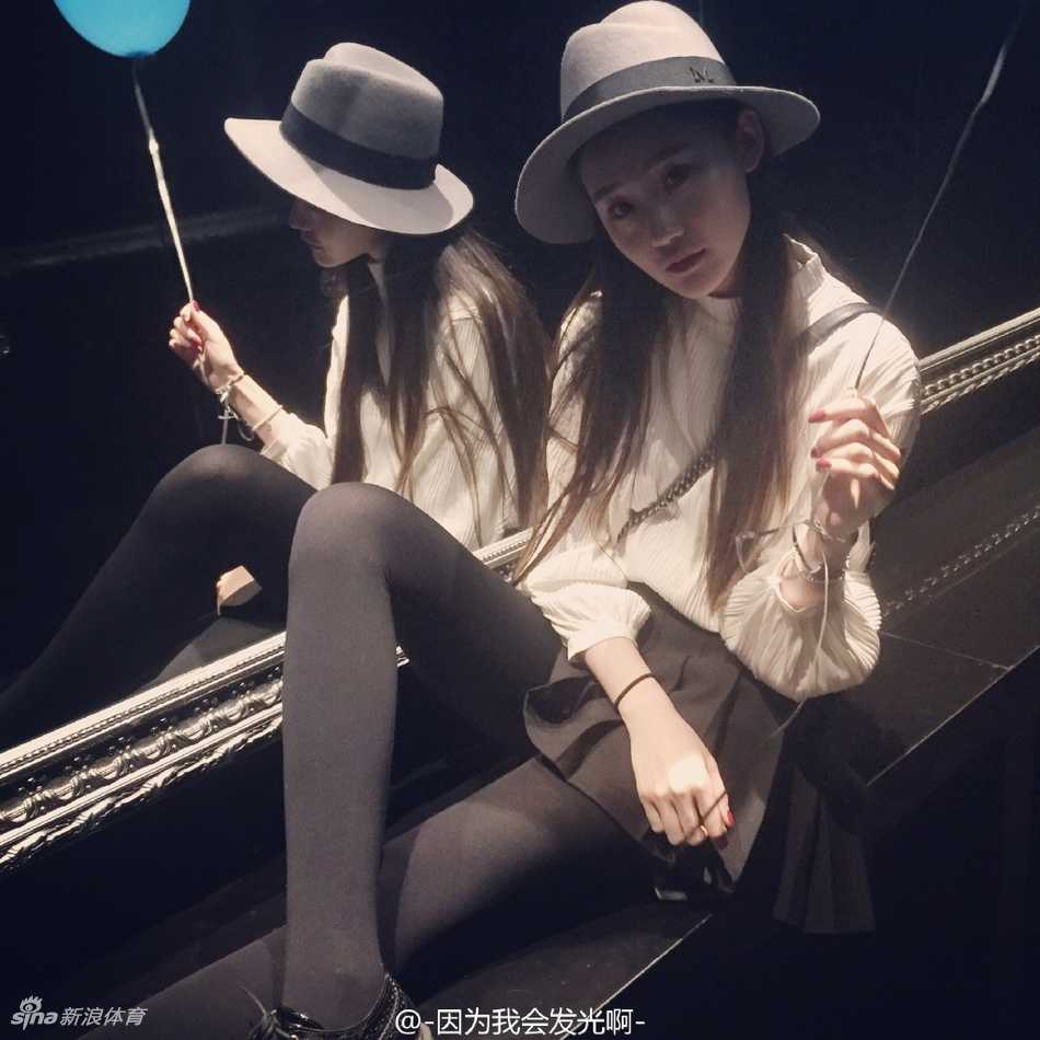 泳池海边定格甜蜜瞬间,孙铭徽与环球小姐冠军的浪漫爱情故事 阳光洒在杨诗尹娇艳的面容上,她穿着充满运动风格的装扮,一双长腿在光影下显得格外迷人,展现出健康活力的青春气息。