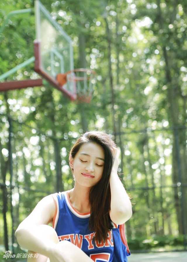 王艺诺面对镜头做出傲娇的表情，眼神中略带刁蛮，但整体气质依然优雅。身后的泳池波光粼粼，复古风格的装扮让她看起来像是画报中走出的摩登女郎。