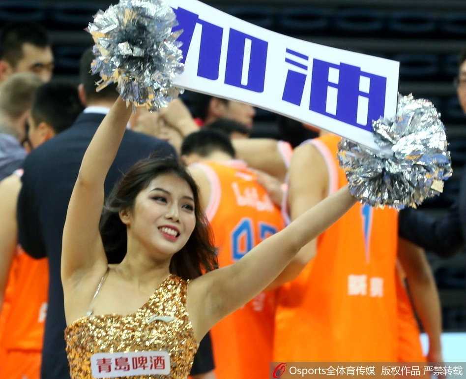 两位篮球宝贝背靠背摆出酷炫的造型，一个俏皮可爱，一个冷艳动人，展现了篮球宝贝多样的风格与独特的魅力。