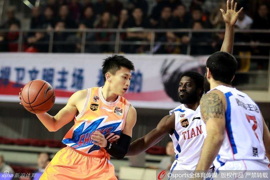 津沪鏖战与鲁闽争锋:回首CBA常规赛的那些经典瞬间 刘晓宇冷静指挥队友跑位,面对天津队的严密盯防寻找致命一击的缝隙