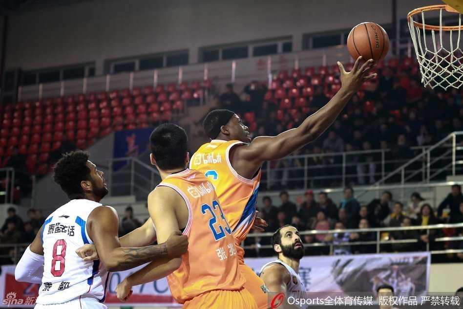 津沪鏖战与鲁闽争锋:回首CBA常规赛的那些经典瞬间 上海外线球员高高跃起,用一记遮天蔽日的奋力封盖拒绝了天津队的必进上篮