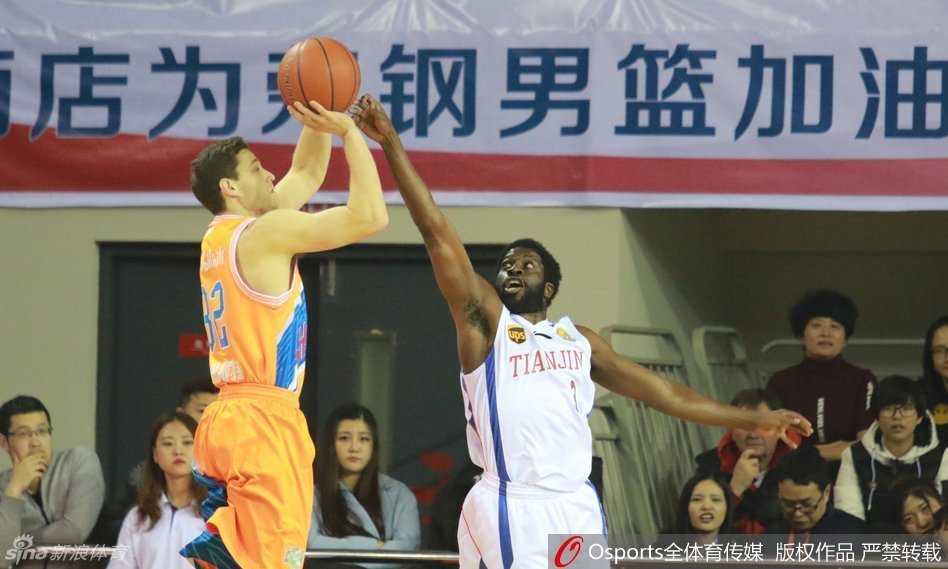 津沪鏖战与鲁闽争锋:回首CBA常规赛的那些经典瞬间 丁彦雨航在两人的包夹缝隙中强行起跳,用一记飘逸的跳投完成终结