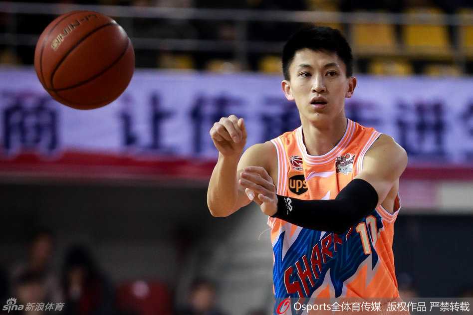 津沪鏖战与鲁闽争锋:回首CBA常规赛的那些经典瞬间 皮球在空中飞行的瞬间,刘晓宇用一记背后no look pass巧妙助攻队友