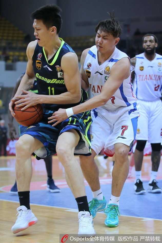 广东队后卫赵睿如同一道白色闪电掠过球场，他面对防守悍将的正面阻击毫无惧色，以一记精彩的欧洲步上篮完成终结。