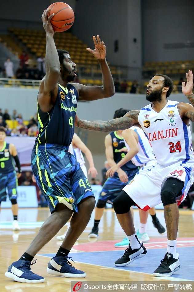 广东小将王薪凯本场手感滚烫，他在底角接球后稍作调整，皮球划出完美弧线空心入网，这是他本场命中的第四记三分球。