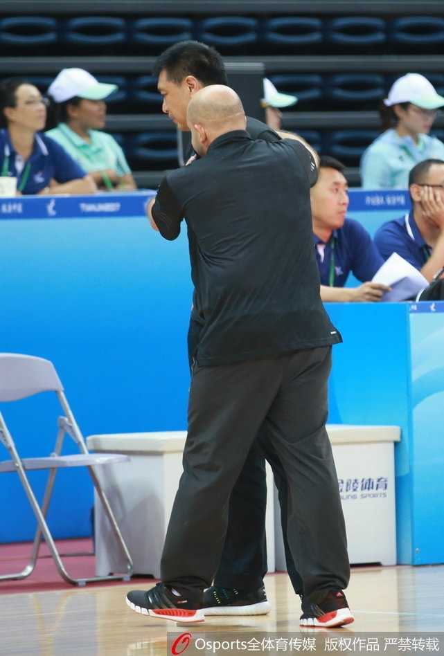 津门决 京城铁军狭路相逢 方硕率北京破铁军 雷蒙外线突施冷箭,面对扑防从容出手,篮球在空中划出优美弧线,直钻网窝。