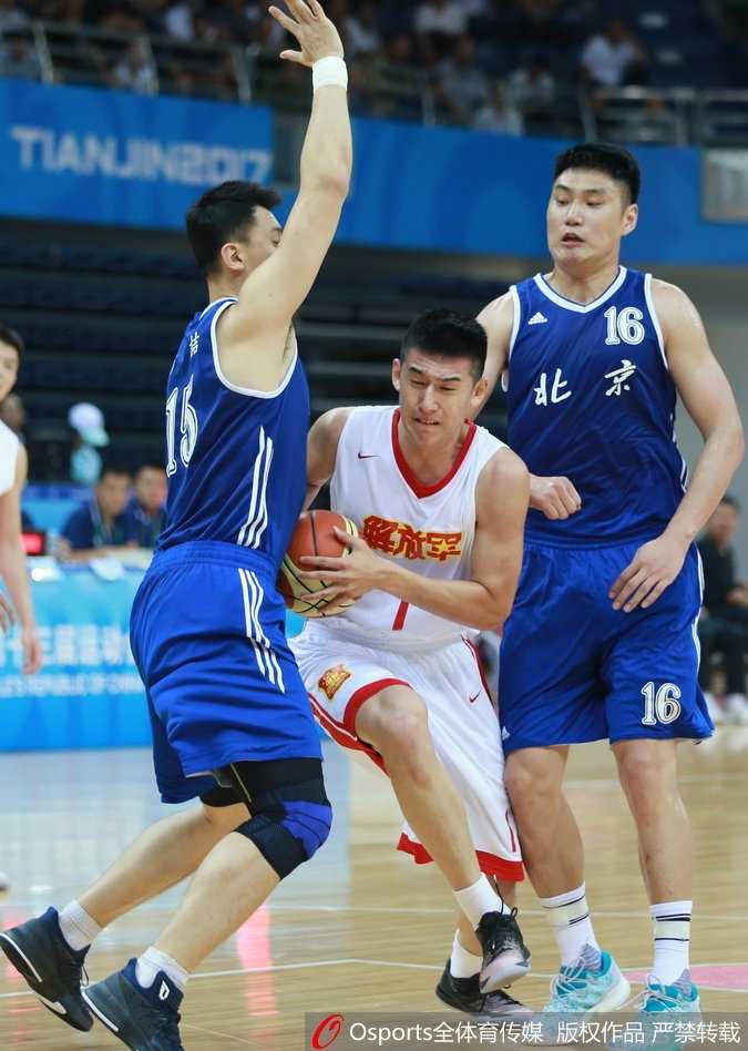 津门决 京城铁军狭路相逢 方硕率北京破铁军 终场哨响,双方球员握手致意,眼神中既有竞争后的余温,也有对彼此的尊重。