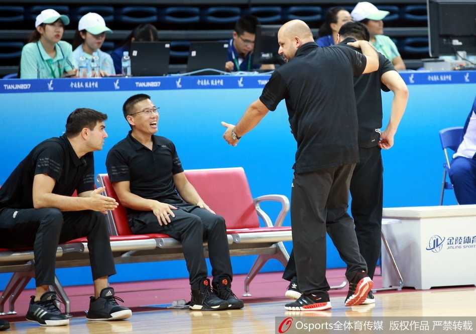 津门决 京城铁军狭路相逢 方硕率北京破铁军 内线肉搏战!许钟豪与北京队员篮下卡位,肌肉碰撞仿佛迸发出火花,寸土必争。