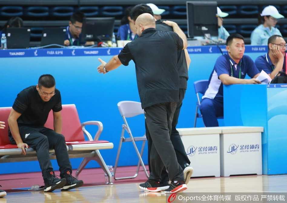 津门决 京城铁军狭路相逢 方硕率北京破铁军 方硕犹如球场指挥官,面对解放军严防死守,冷静持球寻找杀机。
