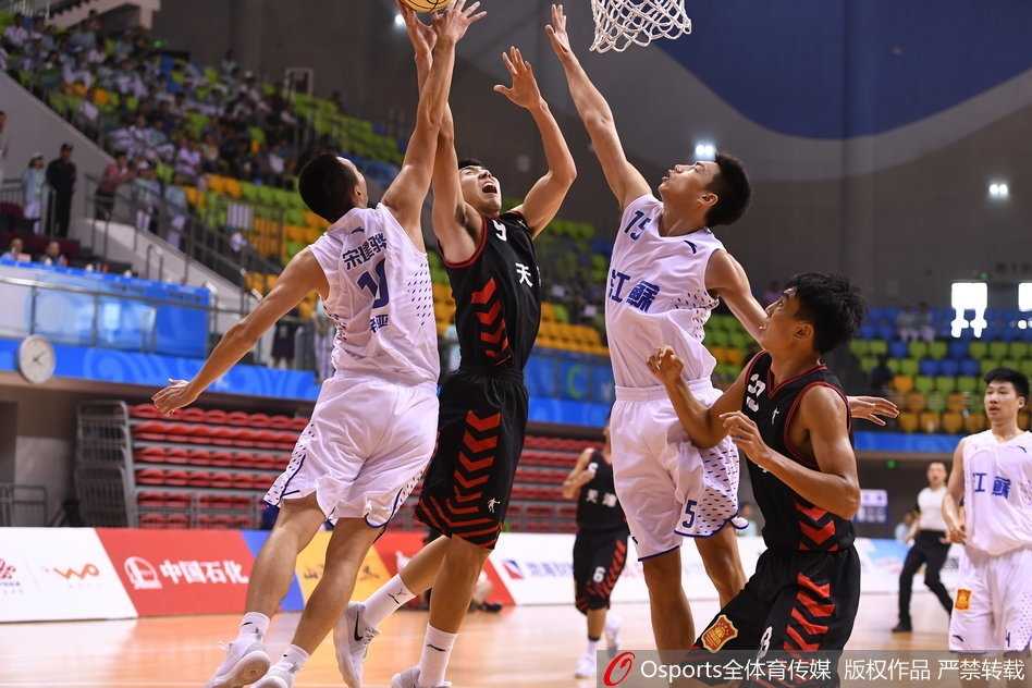 津门决:全运会男篮小组赛江苏逆转天津,易立关键时刻主宰比赛 江苏队球员们紧紧围在一起庆祝这场来之不易的逆转胜利,易立成为了全队最坚实的依靠。