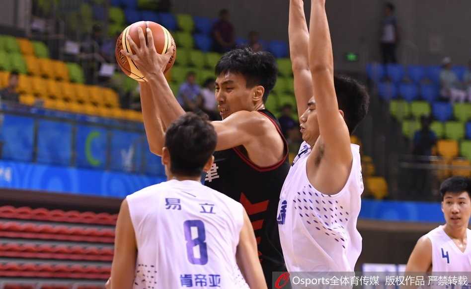 津门决:全运会男篮小组赛江苏逆转天津,易立关键时刻主宰比赛 易立在比赛最后时刻高高跃起跳投射,篮球划过一道完美弧线直奔篮筐,这一刻他主宰了比赛。