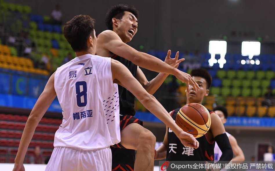 津门决:全运会男篮小组赛江苏逆转天津,易立关键时刻主宰比赛 天津队年轻后卫赵睿持球快速突破,犹如一把尖刀直插江苏队的腹地。
