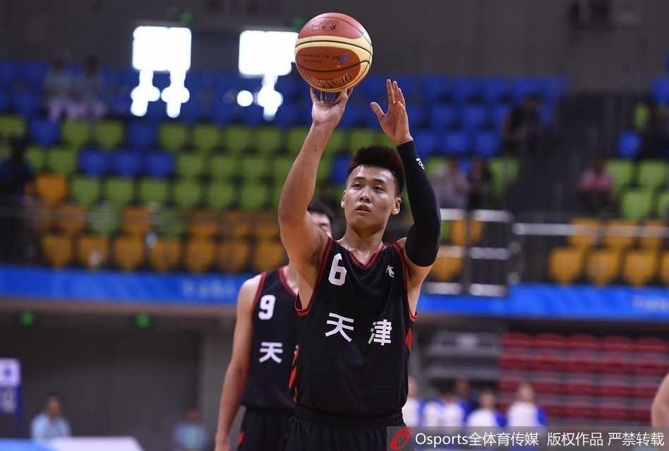 津门决:全运会男篮小组赛江苏逆转天津,易立关键时刻主宰比赛 天津队主帅徐贵军在暂停时神情凝重地向球员们布置战术,面对失利他的眼神中充满不甘。