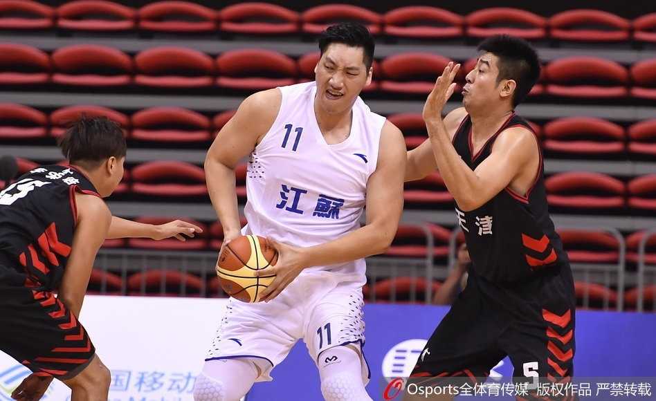 津门决:全运会男篮小组赛江苏逆转天津,易立关键时刻主宰比赛 唐正东在天津队多人包夹下奋力摘下前场篮板,尽管面对年轻内线的冲击,老将的拼劲依然不减。