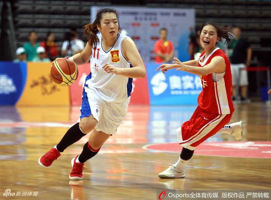 津门巾帼逐鹿首战,卫冕冠军霸气横扫劲敌展宏图 解放军队主教练马跃南场边激情指挥,手握一把王牌的他正享受着幸福的烦恼,运筹帷幄之中。