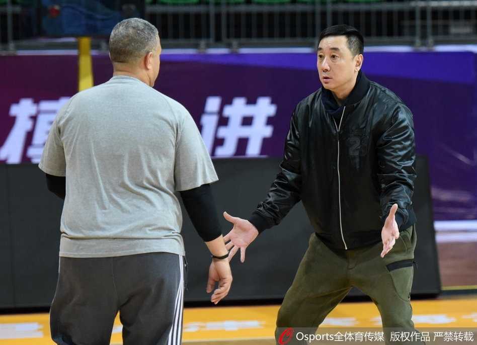 津门故人聚 篮球情缘新 天津队球员们围成一圈,休利站在圈中央挥动着手臂进行战前动员,气氛紧张而热烈。