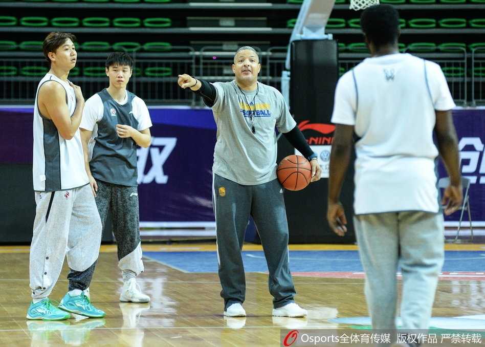 津门故人聚 篮球情缘新 王非亲自下场,身体微蹲,认真地给天津队大外援霍尔曼讲解内线防守的站位技巧。