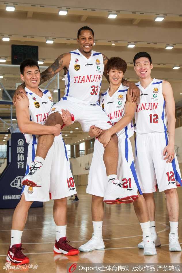 津门新势力蓄势待发,天津荣钢男篮全新征程 时德帅在篮下卡位要球,表情坚毅,这位年轻内线在新赛季被寄予厚望,将成为国内球员中的得分尖兵