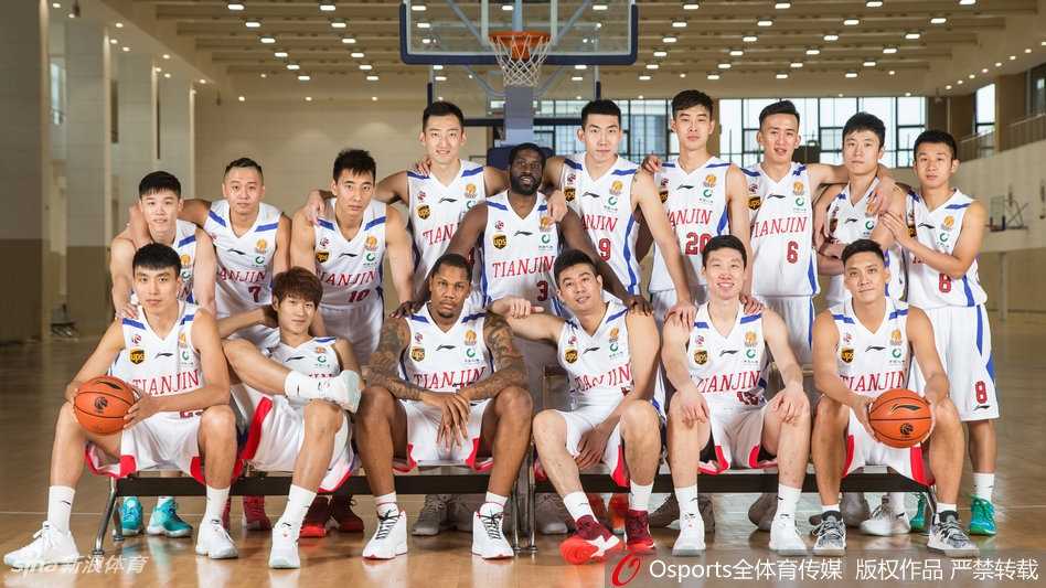 津门新势力蓄势待发,天津荣钢男篮全新征程 杰特在镜头前运球突破,眼神犀利,仿佛已经进入比赛状态,作为球队的领袖,他将肩负起梳理进攻的重任