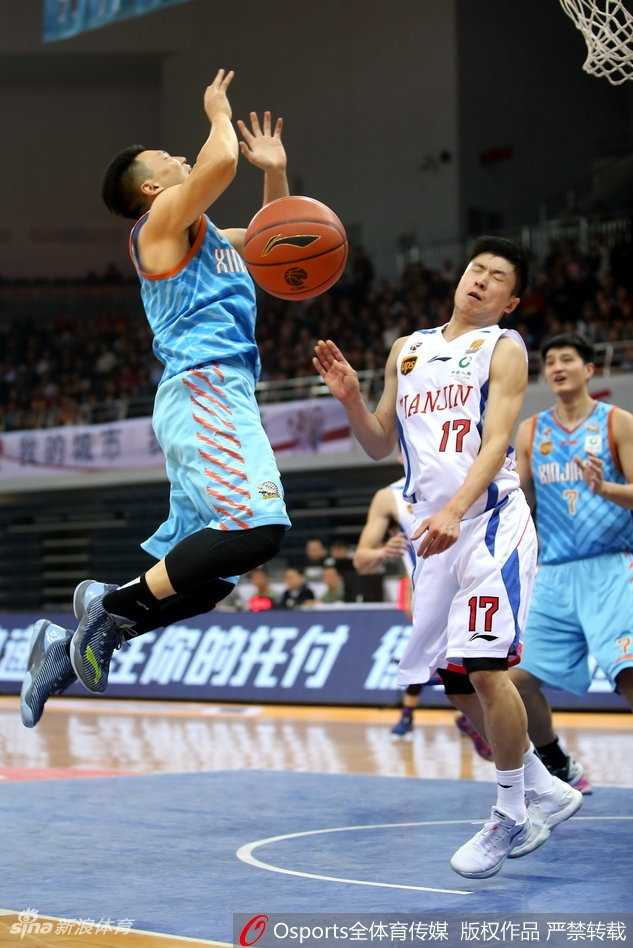 津门激战神射归,天山飞虎险中胜 李根被罚出场时,脸上写满了不甘与愤怒,他扭头朝向场内,口中念念有词,队友西热力江赶紧上前,像拉住一头愤怒的公牛般试图让他冷静下来。