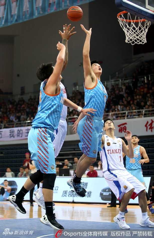 津门激战神射归,天山飞虎险中胜 霍尔曼在失去平衡的瞬间,依然凭借超凡的身体控制能力将球放进篮筐,同时造成防守犯规,他振臂高呼,仿佛一头被激怒的雄狮,宣泄着内线的统治力。