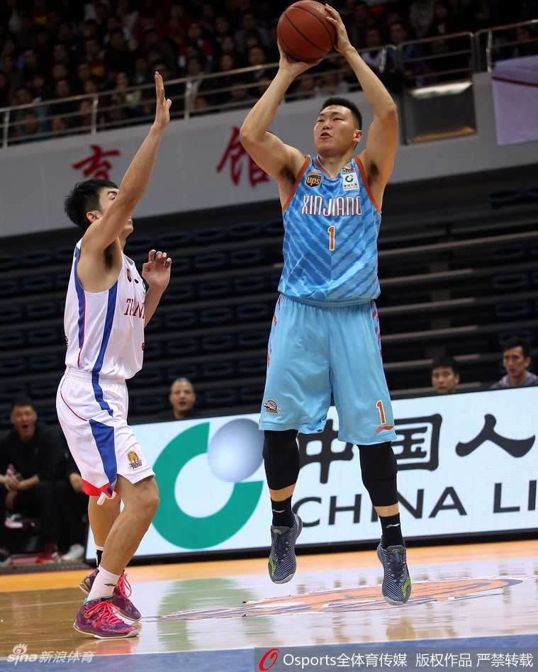 津门激战神射归,天山飞虎险中胜 面对天津队严密如铁桶的防线,亚当斯如鬼魅般一个背后运球晃开空间,随即在三分线外一步拔起就投,皮球空心入网,留下防守者一脸茫然地回头仰望。