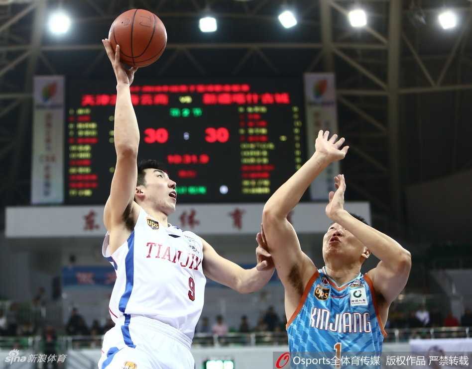 津门激战神射归,天山飞虎险中胜 终场哨响,天津球员们神情落寞地走向球员通道,汗水浸透了球衣,主场惜败的苦涩写在了每一位将士的脸上,与远处庆祝的新疆队形成鲜明对比。