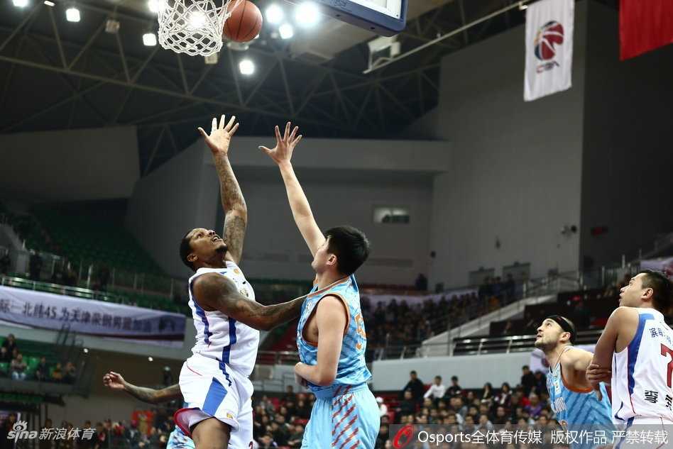 津门激战神射归,天山飞虎险中胜 新疆队外援亚当斯在天津队多人包夹之下,如灵猫般闪转腾挪,指尖轻挑,篮球划出一道美妙的弧线坠入网窝,瞬间点燃了替补席的激情。