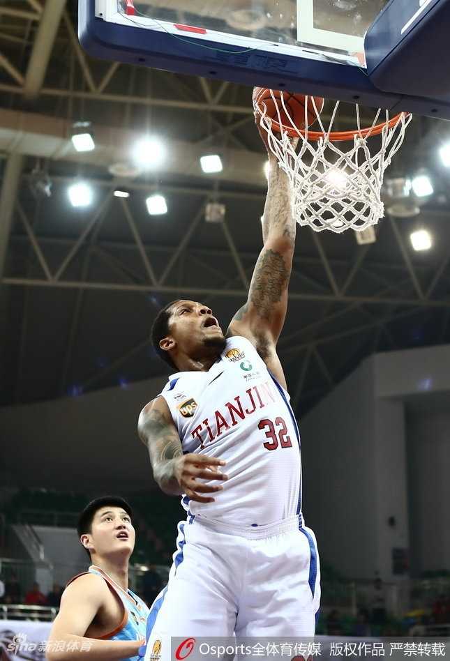 津门激战神射归,天山飞虎险中胜 霍尔曼在新疆内线群中强行起跳,单手将球砸进篮筐,整个篮球架仿佛都在他的暴力美学下颤抖,天津队替补席瞬间炸裂,挥动着毛巾为他欢呼。