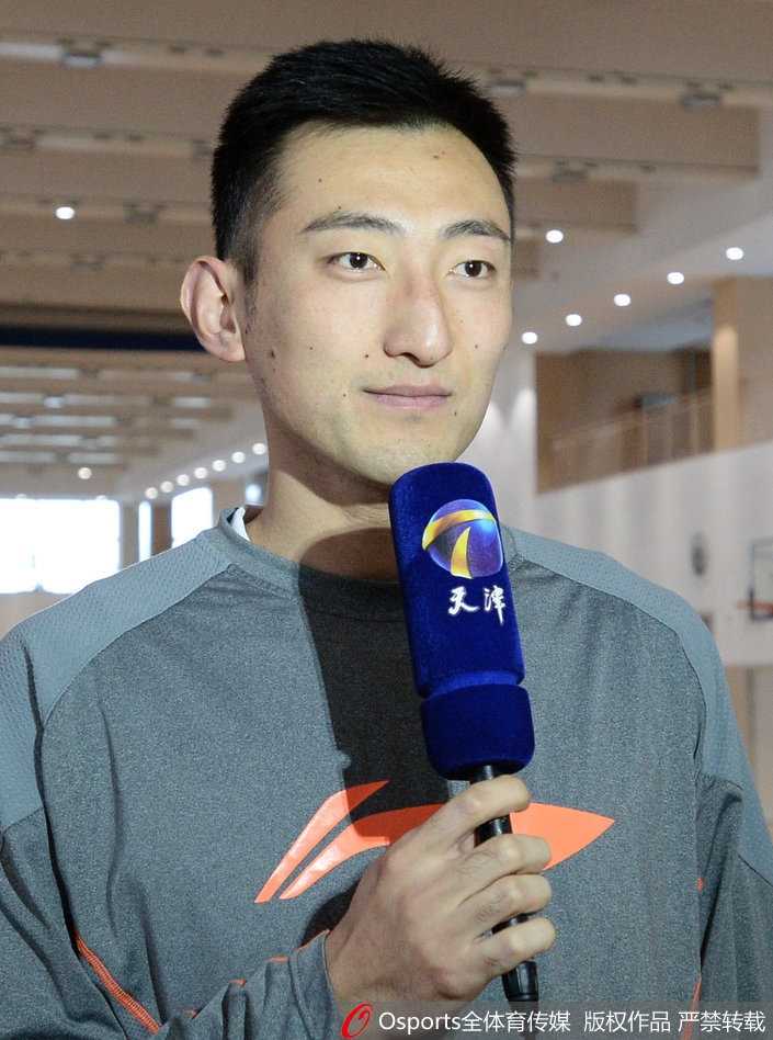 见面会现场，外援杰特与霍尔曼相谈甚欢，杰特眉飞色舞地讲述着什么，霍尔曼则侧耳倾听露出憨厚笑容，这对新赛季的内外线核心组合看起来默契十足。