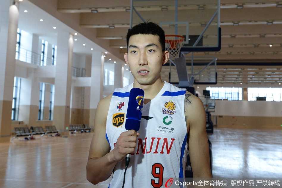 一张自拍合影里，调皮的队员从背后探出脑袋，有人被挤得眯起了眼，却笑得格外灿烂，这张不拘一格的照片正是天津男篮全队其乐融融、亲如一家的最佳写照。