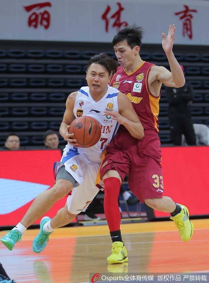 浙江队外援斯托克斯在内线高高跃起，力压天津防守球员完成双手暴扣，篮筐在他手中显得摇摇欲坠。