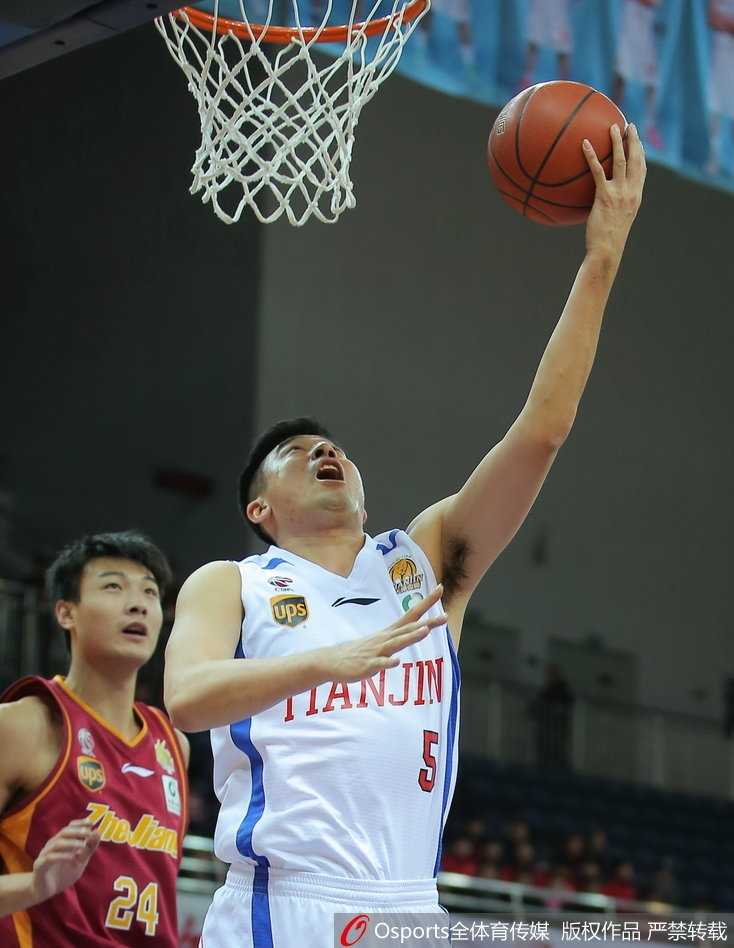 浙江队球员间打出精妙配合，威姆斯在队友掩护下摆脱防守，即将出手跳投的瞬间，场上五人跑位清晰可见。