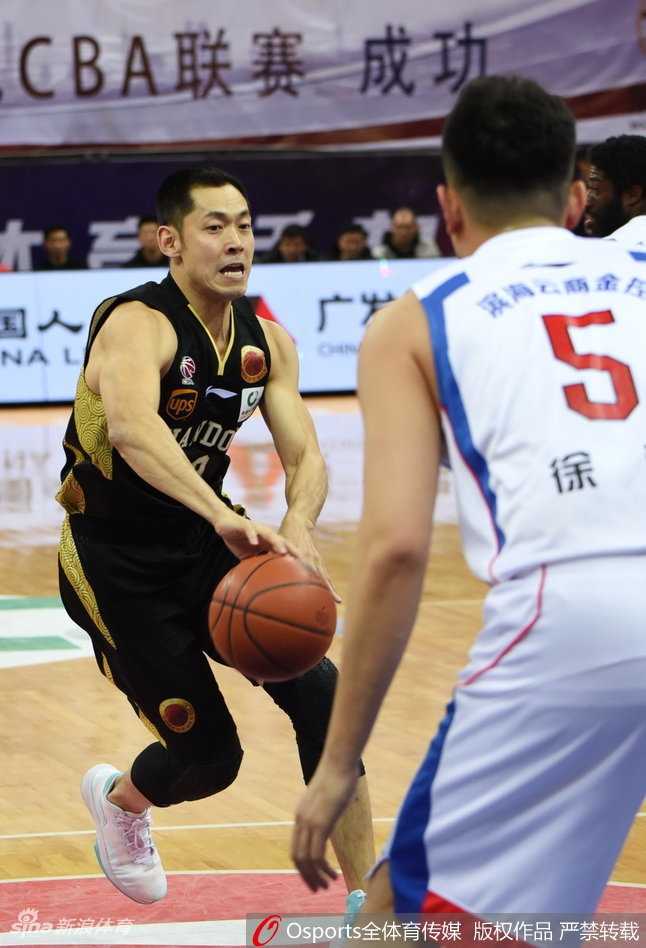 山东队外援莫泰尤纳斯在篮下强打，他利用强壮的身体卡住位置，强硬地将球放入篮筐，展现了欧洲内线细腻的技术和强悍的球风。